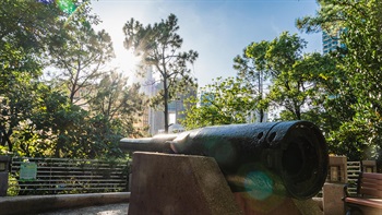 Visitors can discover the history of the park like this cannon, a remnant of the former Whitfield Barracks and Kowloon West II Battery.